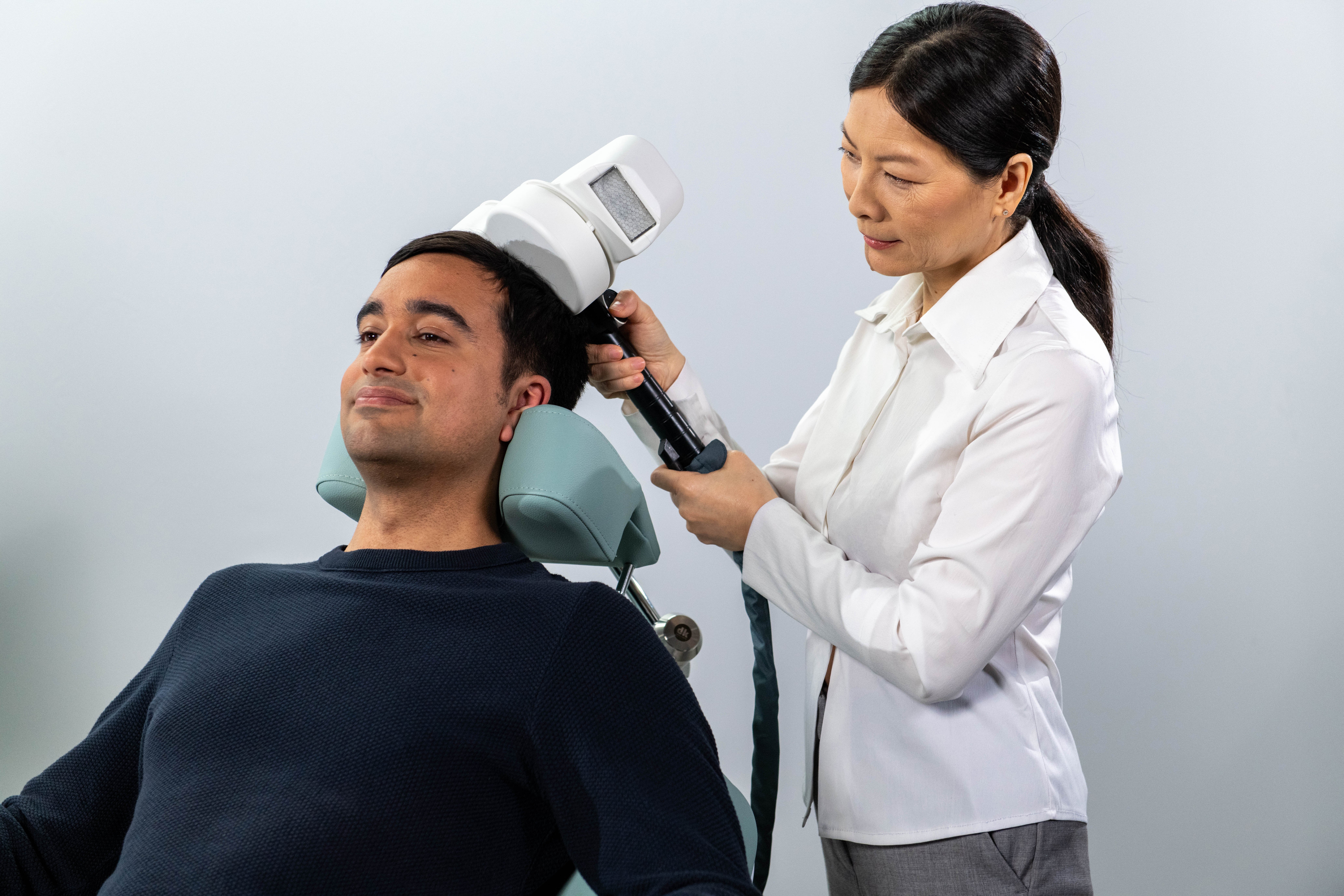 neurocare-TMS2848_Patient-Clinician-TMS-coil