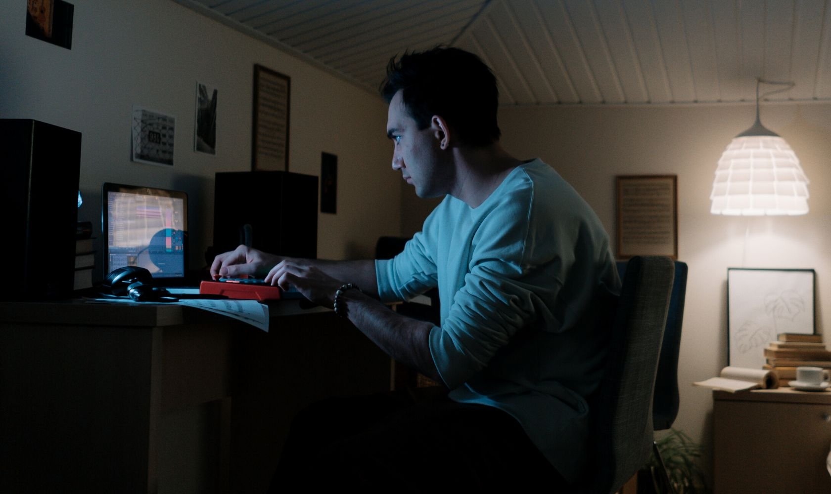 man-looking-at-computer-screen-late-at-night