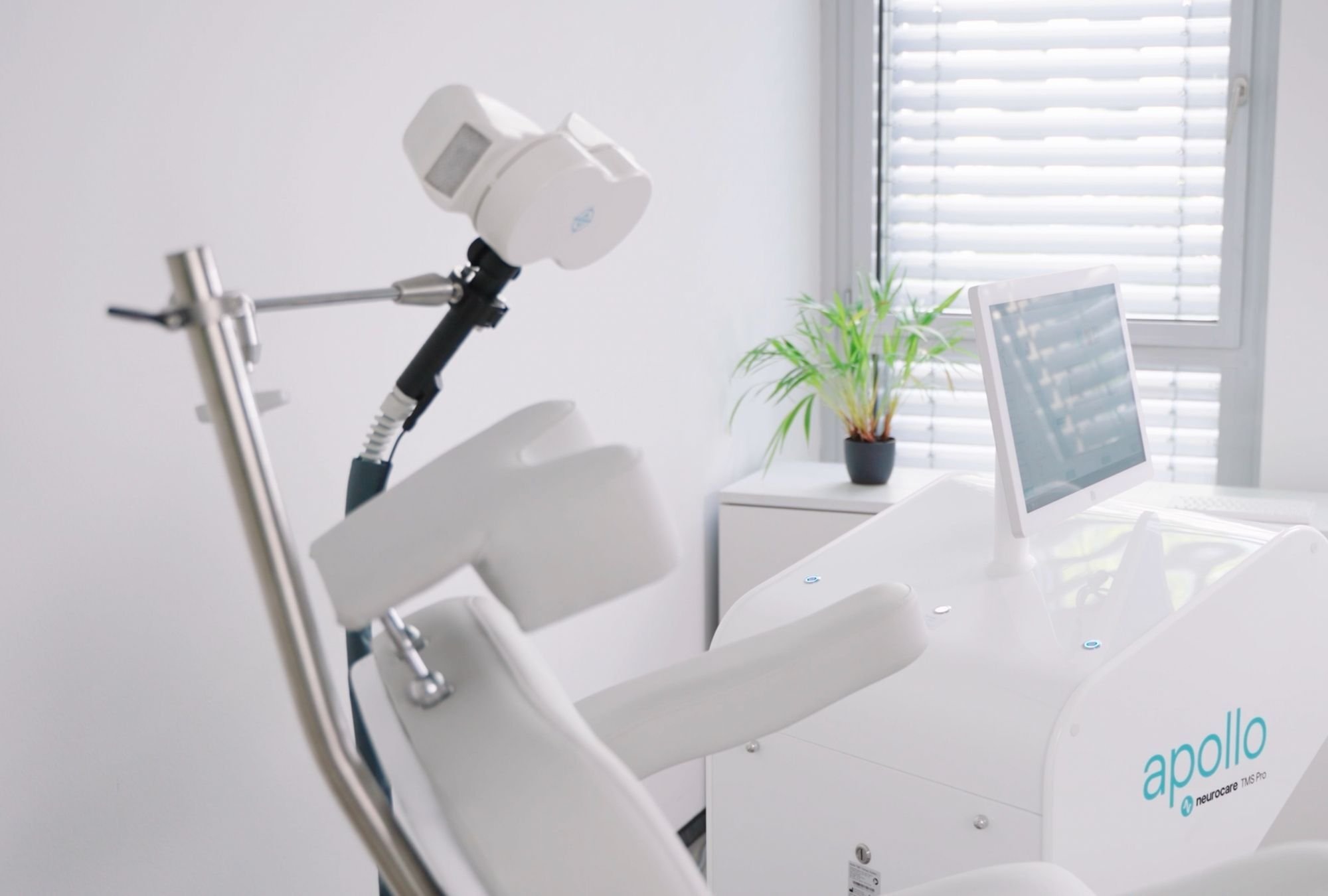apollo-tms-pro-clinic-chair-closeup