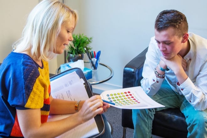 neurocare-nijmegen-clinician-showing-eeg-chart-to-patient