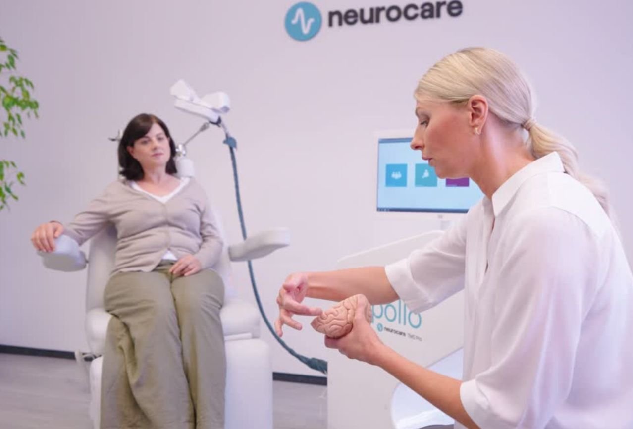 neurocare-tms-therapy-clinician-explaining-how-it-works