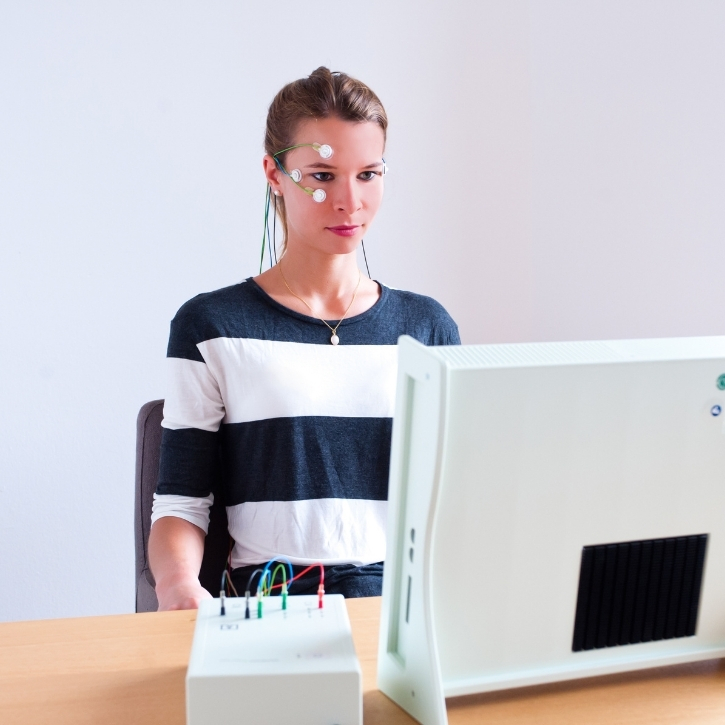 ragazza fa Neurofeedback per insonnia