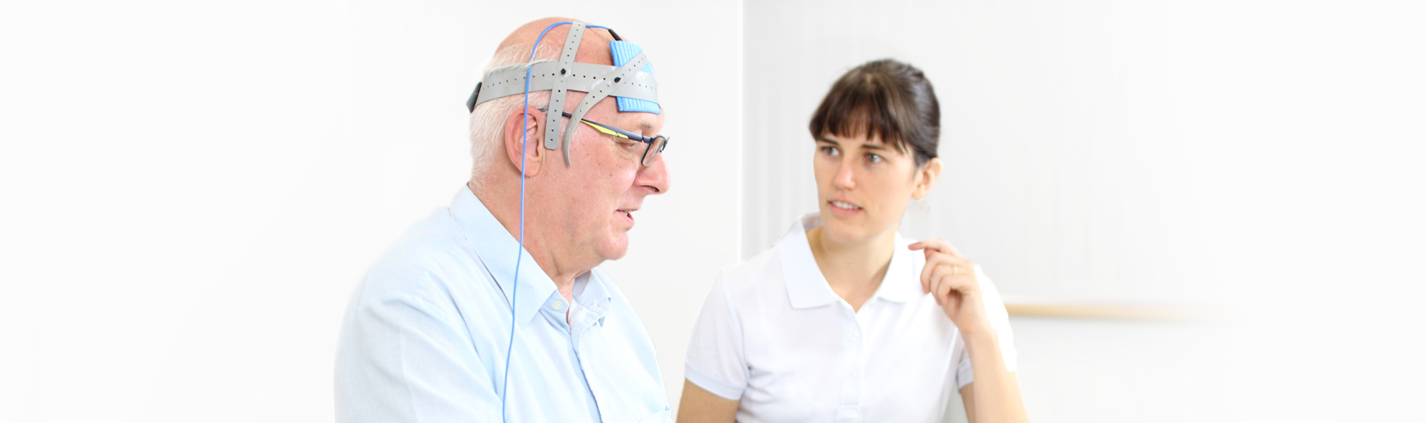 Therapeut und Patient bei der tDCS-Therapie